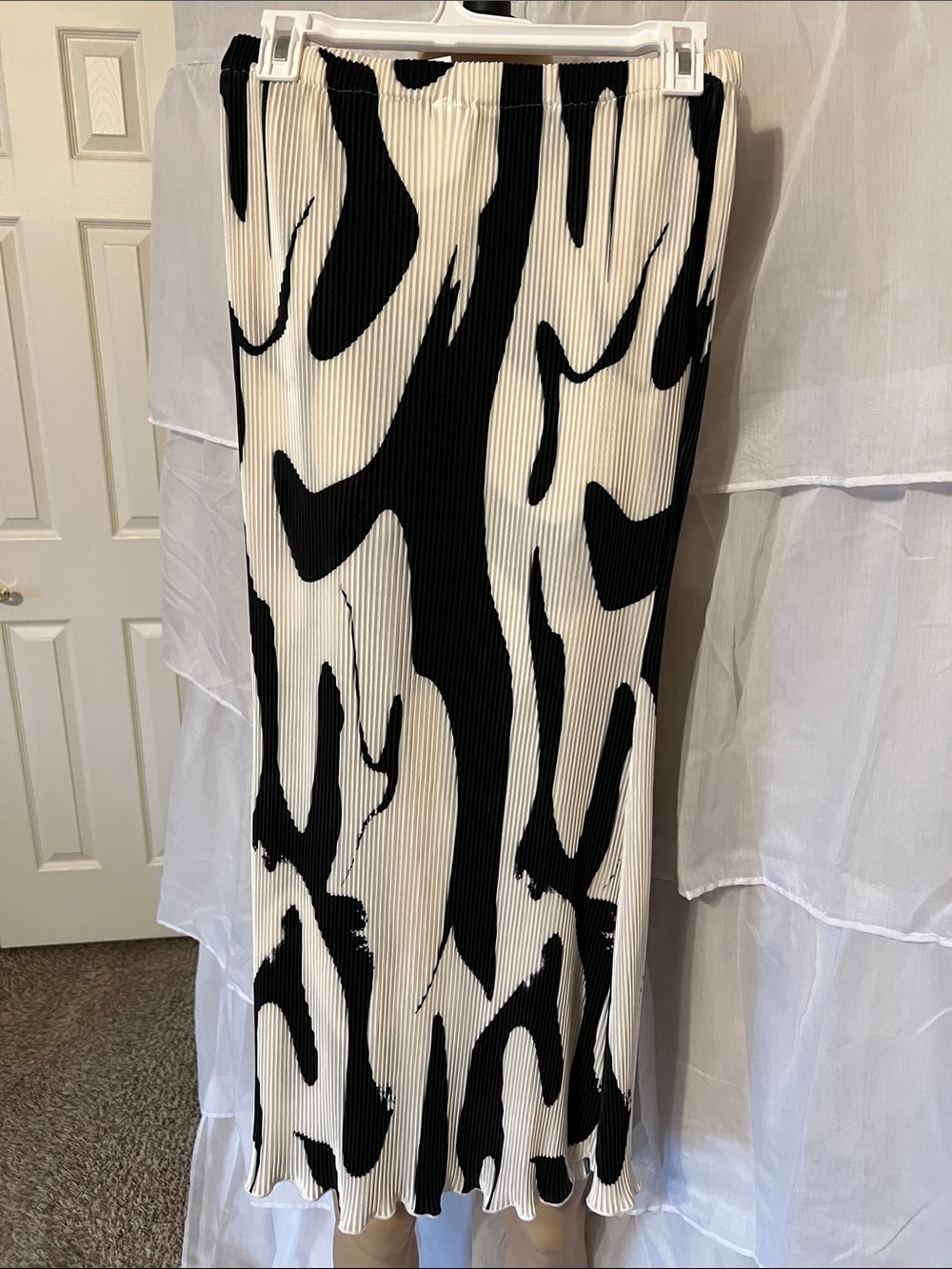 Women’s Black & White Abstract Pleated Skirt